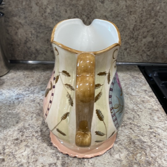 Gorgeous spring hydrangea pitcher hand painted - Picture 4 of 5